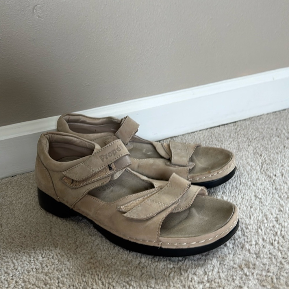 Propet tan pedic walker leather women’s sandals size 10